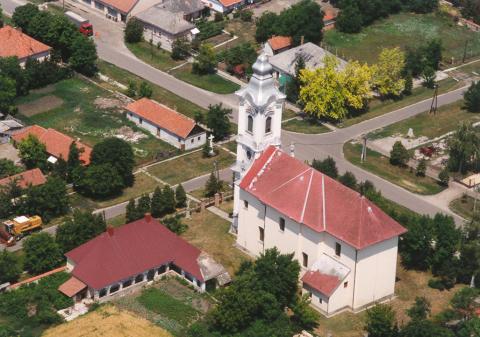 Kömlő,_templom,_légifotó